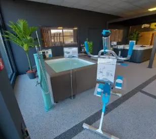 Espace showroom spas et jacuzzis avec modèles exposés - Yann Piscines