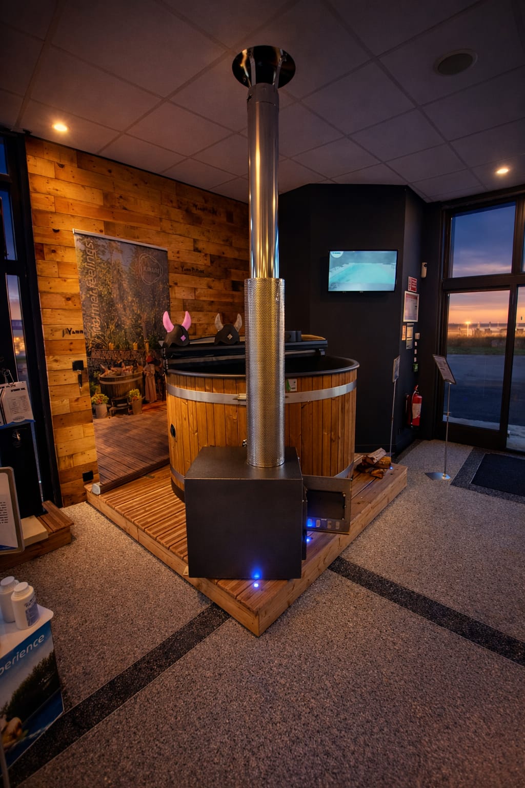 Espace sauna tonneau nordique avec poêle - Showroom Yann Piscines