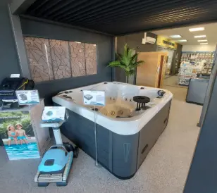 Spa jacuzzi rectangulaire blanc 6-8 places avec jets - Showroom Yann Piscines Cosne-sur-Loire